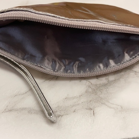 Silver makeup bag with zipper - Picture 4 of 4